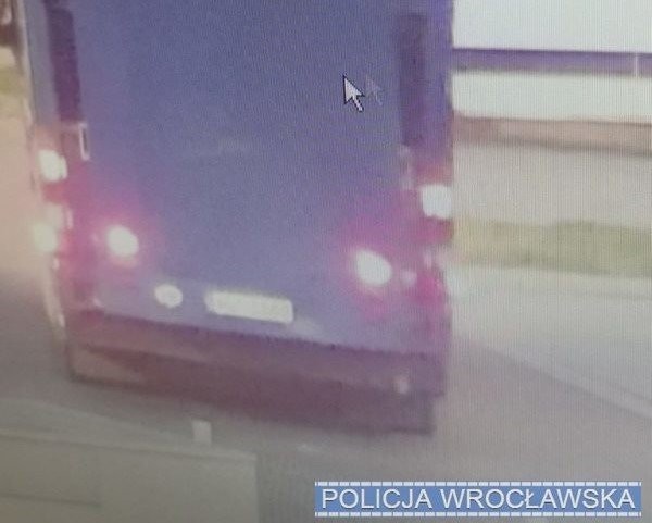 Nietypowa sytuacja przy S8 pod Wrocławiem.  Autobus odjechał, a na stacji paliw został płaczący 11-latek, KMP Wrocław