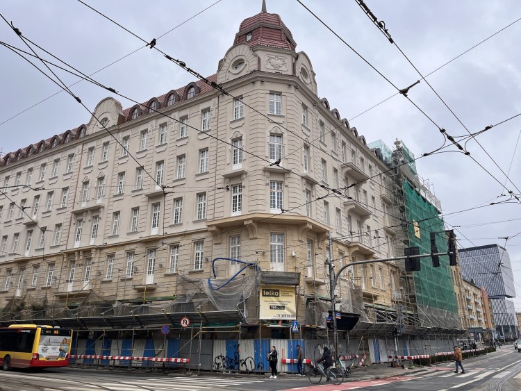 Wrocław: Hotel Grand remontowany w nieskończoność. Widać już elewację, Jakub Jurek