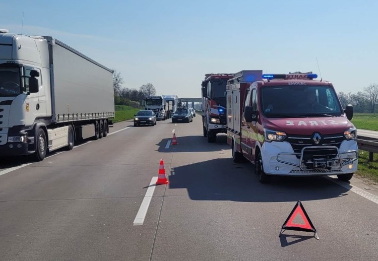 Wypadek na A4. Ranna trafiła do szpitala, autostrada zakorkowana, OSP KSRG Gniechowice