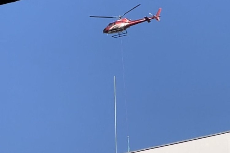 Wrocław: Helikopter lata nad dachami bloków. Mieszkańcy dzwonią na policję, Czytelnik
