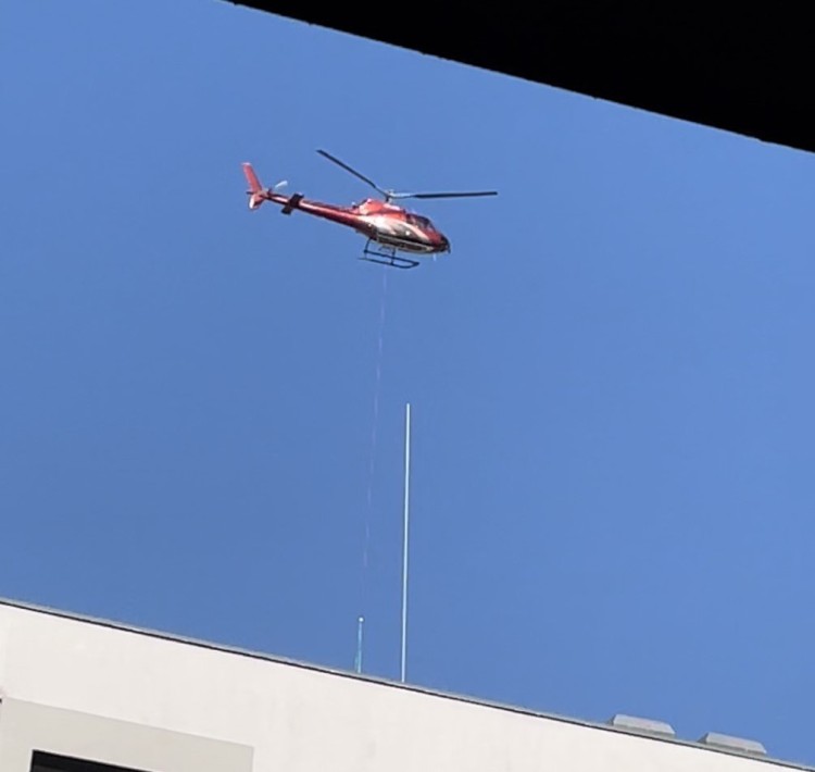 Wrocław: Helikopter lata nad dachami bloków. Mieszkańcy dzwonią na policję, Czytelnik