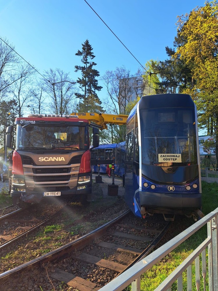 Wrocław: Wykolejenie tramwaju na pętli Sępolno, Czytelnik