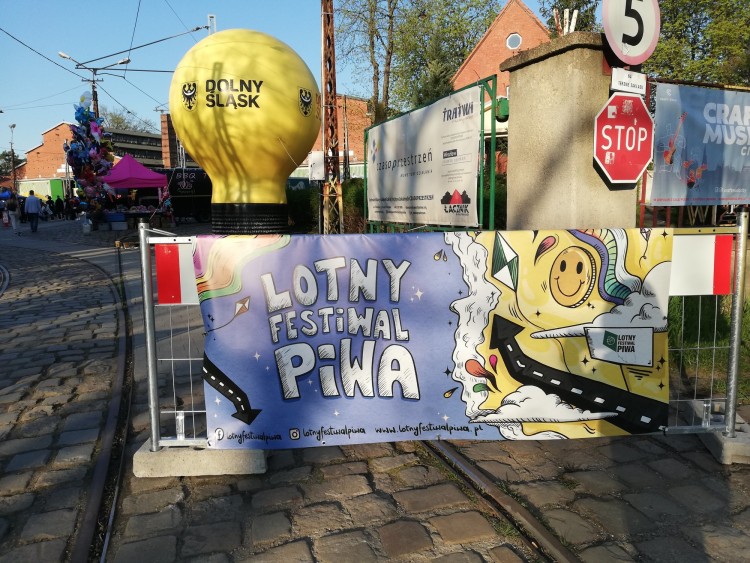 Wrocławski Lotny Festiwal Piwa. Tłumy w Czasoprzestrzeni [ZDJĘCIA], mgo