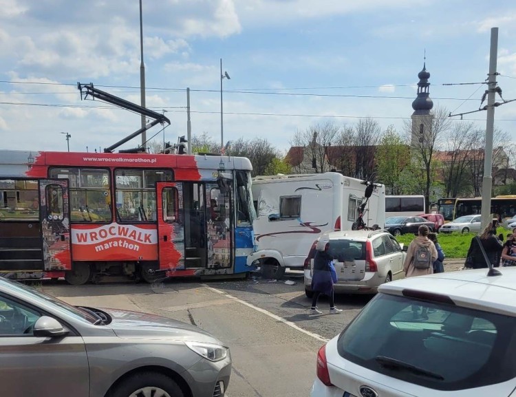 Poważny wypadek w centrum Wrocławia. Tramwaj wbił się w kampera, Malwina Marcinkowska