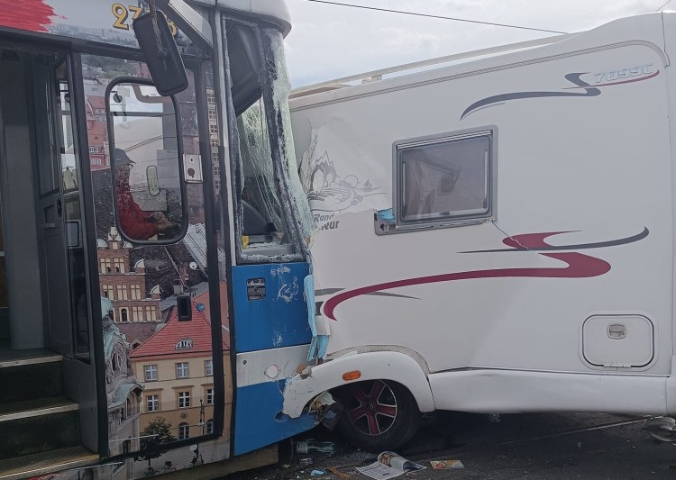 Poważny wypadek w centrum Wrocławia. Tramwaj wbił się w kampera, Anna Kuta