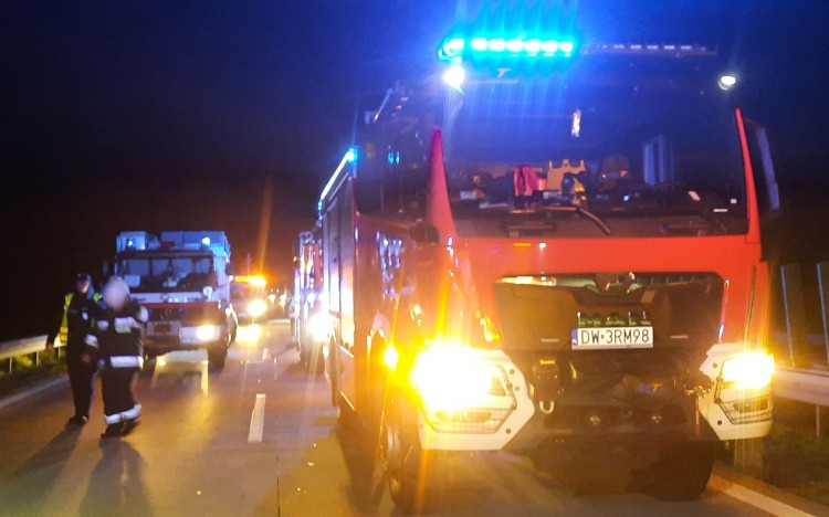 Tragiczny wypadek na A4. Bus wbił się w tira. Jedna osoba nie żyje, OSP Zagrodno