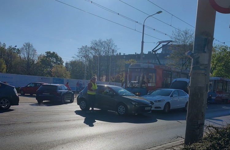 Wypadek na Krakowskiej. Auta zablokowały przejazd komunikacji miejskiej, Czytelnik