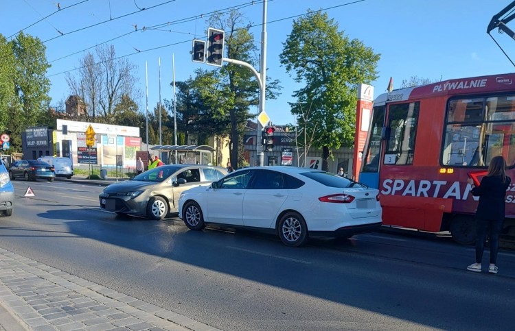 Wypadek na Krakowskiej. Auta zablokowały przejazd komunikacji miejskiej, Czytelnik