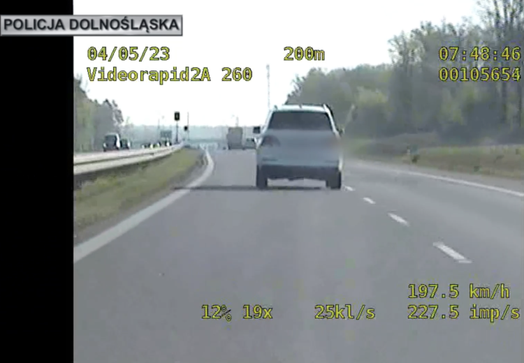 Na S8 pędził prawie 200 km/h. Policjantom mówił, że śpieszy się na sprawę [WIDEO], Policja Dolnośląska