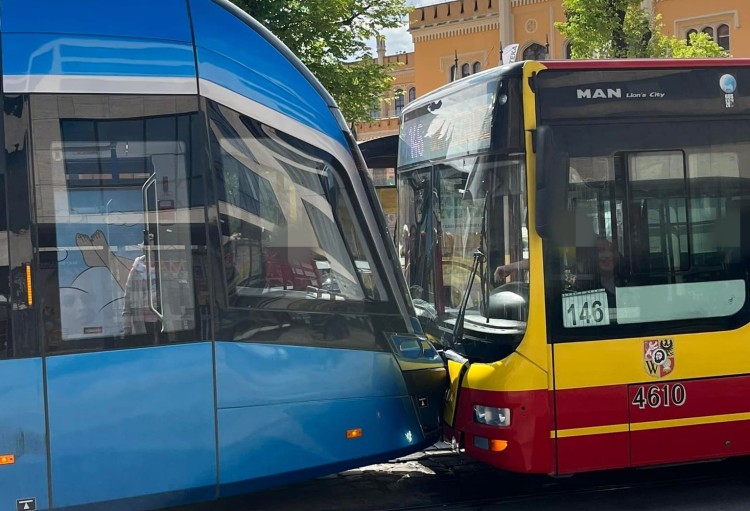 Wypadek przy Dworcu Głównym. Autobus zderzył się z tramwajem, Zdjęcie nadesłane przez czytelnika