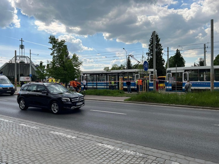Wrocław: Pieszy wpadł pod tramwaj. Spod wagonu wyciągnęli go strażacy, Maciej Moroz
