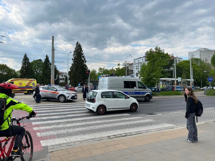 Wrocław: Pieszy wpadł pod tramwaj. Spod wagonu wyciągnęli go strażacy, Maciej Moroz