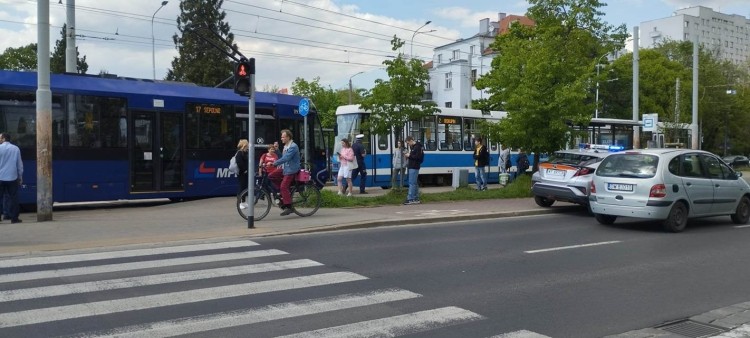 Wrocław: Pieszy wpadł pod tramwaj. Spod wagonu wyciągnęli go strażacy, Zdjęcie nadesłane przez czytelnika