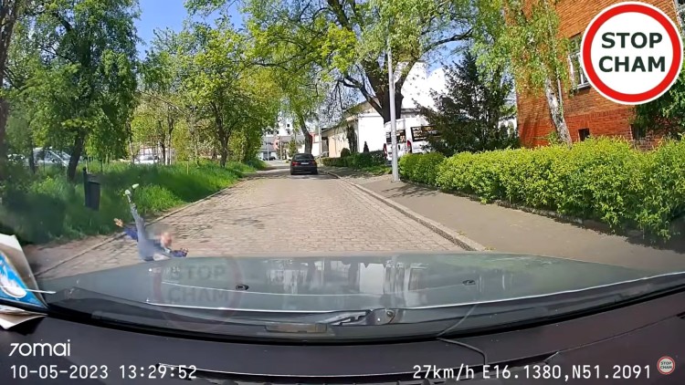 Kierowca potrącił dziecko i wrzucił nagranie do sieci [WIDEO], STOP CHAM