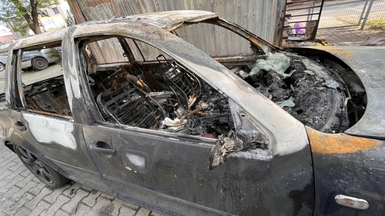 Wrocław: Pożar na Żernikach. Mieszkańcy w piżamach ratowali samochody, Czytelnik