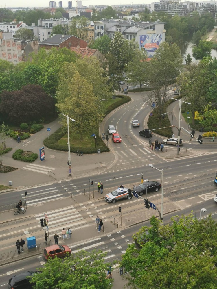 Wrocław: Potrącenie pieszego przez tramwaj. Nastolatek w ciężkim stanie, Internautka