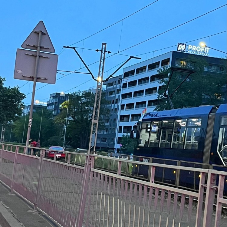 Wrocław: Samochód na torowisku. Utrudnienia w ruchu tramwajów, Michał Derlukiewicz