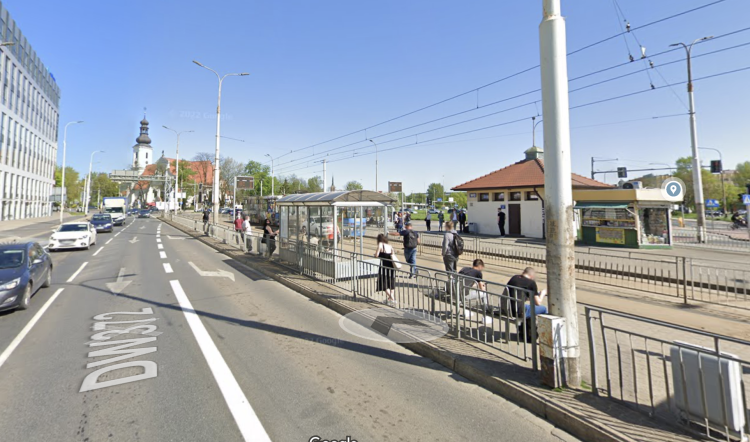 We Wrocławiu powstaną zielone przystanki. Miasto czeka na oferty, Google Maps