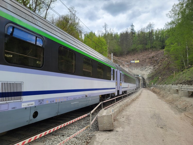 Specjalna maszyna drąży tunel kolejowy na trasie Wrocław - Jelenia Góra, PKP PLK