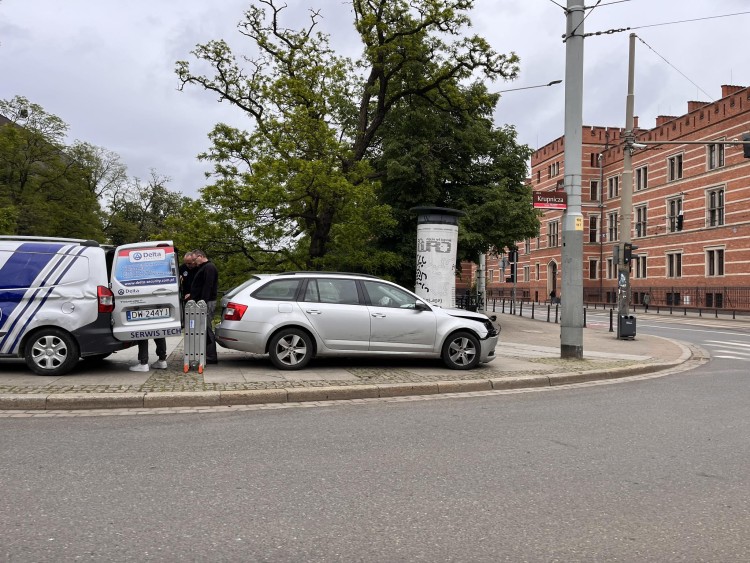 Wrocław: Dachowanie samochodu przy NFM. Kierowca nie ustąpił pierwszeństwa, Jakub Jurek