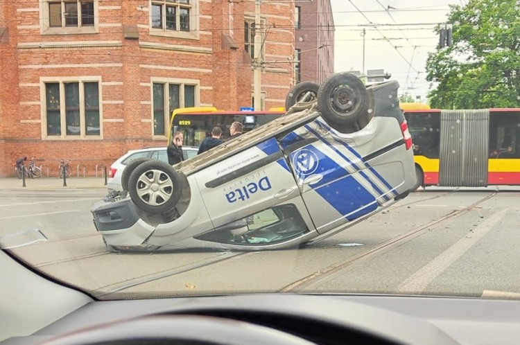 Wrocław: Dachowanie samochodu przy NFM. Kierowca nie ustąpił pierwszeństwa, Pomoc Drogowa AUTO-HARD