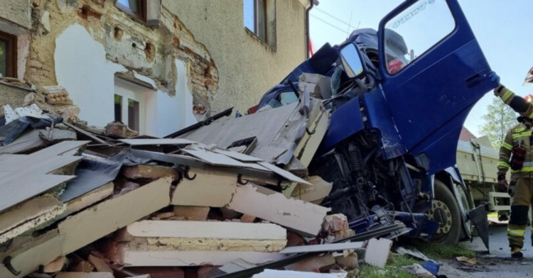 Ciężarówka z granitem wbiła się w dom. Zniszczenia są ogromne, fot. Daniel Śmiłowski