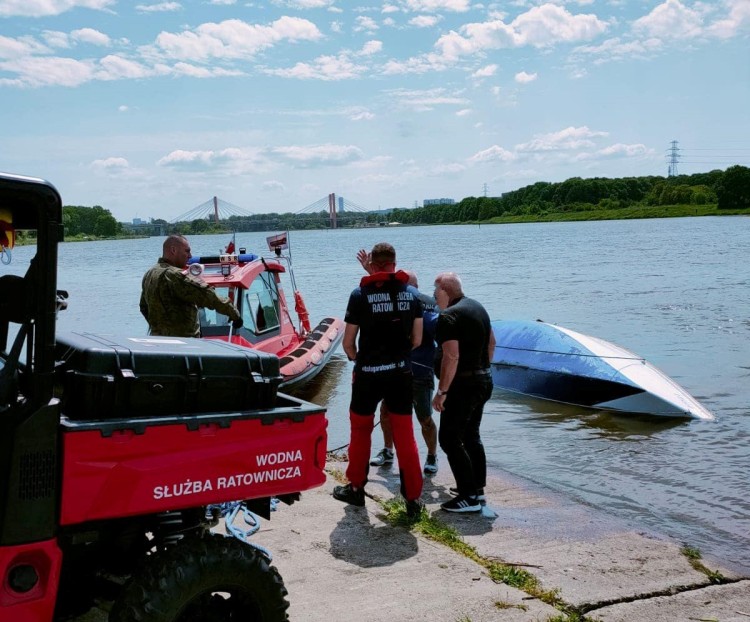 Na Odrze we Wrocławiu przewróciła się łódź. Dwie osoby wpadły do wody, Wodna Służba Ratownicza
