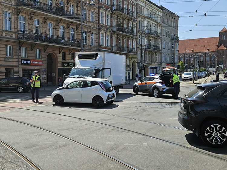 Wrocław: Wypadek na pl. Bema. Utrudnienia dla kierowców i pasażerów MPK [ZDJĘCIA], k