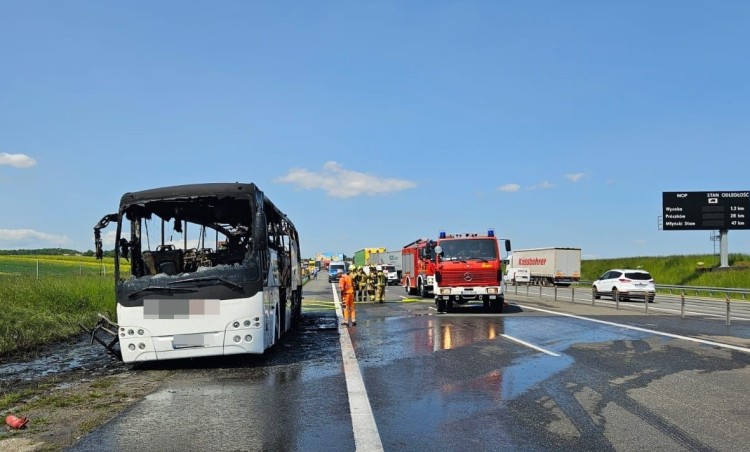Pożar autokaru z dziećmi z Wrocławia na autostradzie A4. Są ranni [ZDJĘCIA], KP PSP Strzelce Opolskie/www.ratownictwo.opole.pl