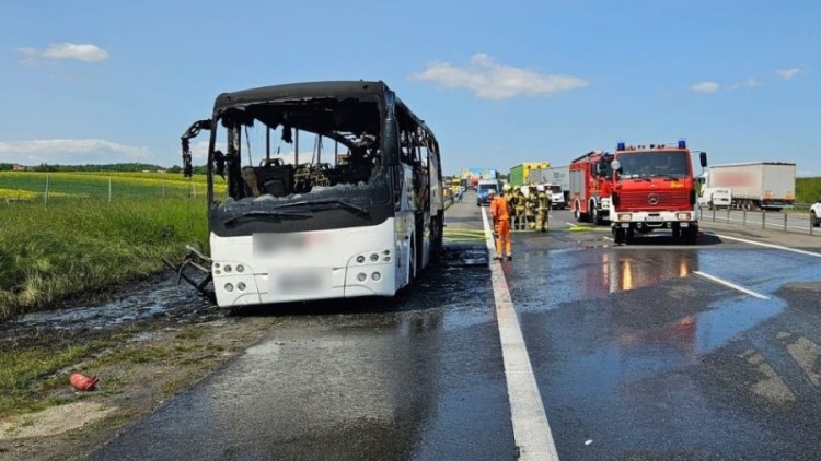 Pożar autokaru z dziećmi z Wrocławia na autostradzie A4. Są ranni [ZDJĘCIA], KP PSP Strzelce Opolskie/www.ratownictwo.opole.pl