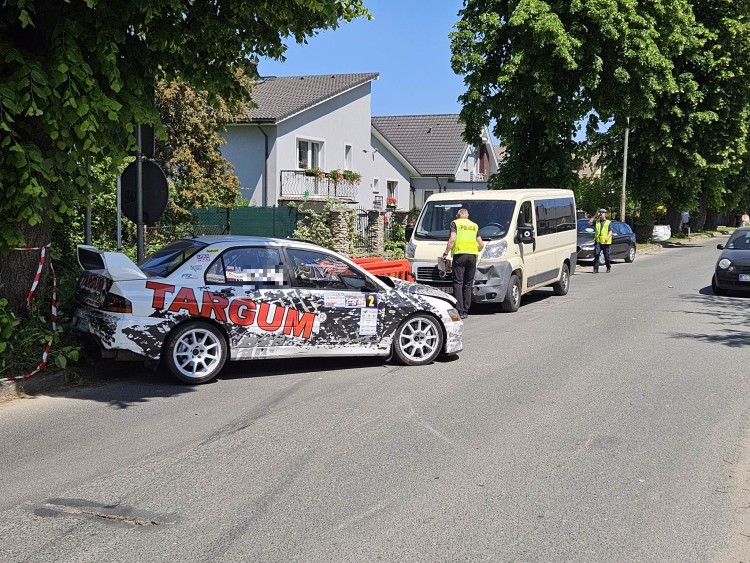 Wypadek na rajdzie samochodowym pod Wrocławiem. Kierowca pomylił trasę. Ranne dzieci, Marcin Kruk
