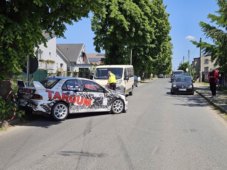 Wypadek na rajdzie samochodowym pod Wrocławiem. Kierowca pomylił trasę. Ranne dzieci, Marcin Kruk
