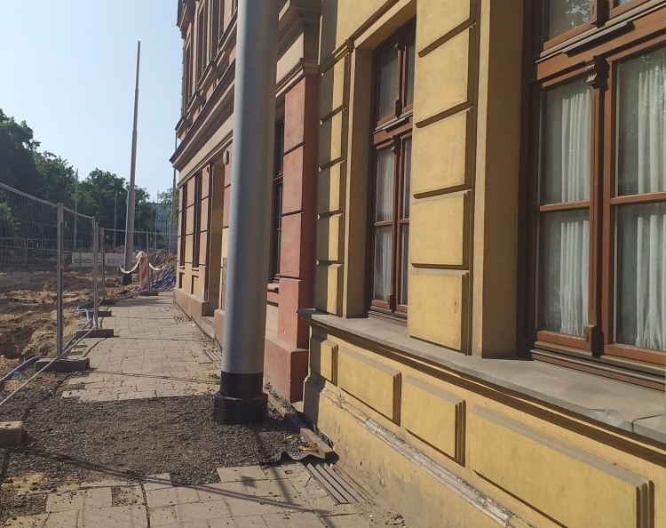 Wrocław: Postawili słupy tuż przy kamienicy. 