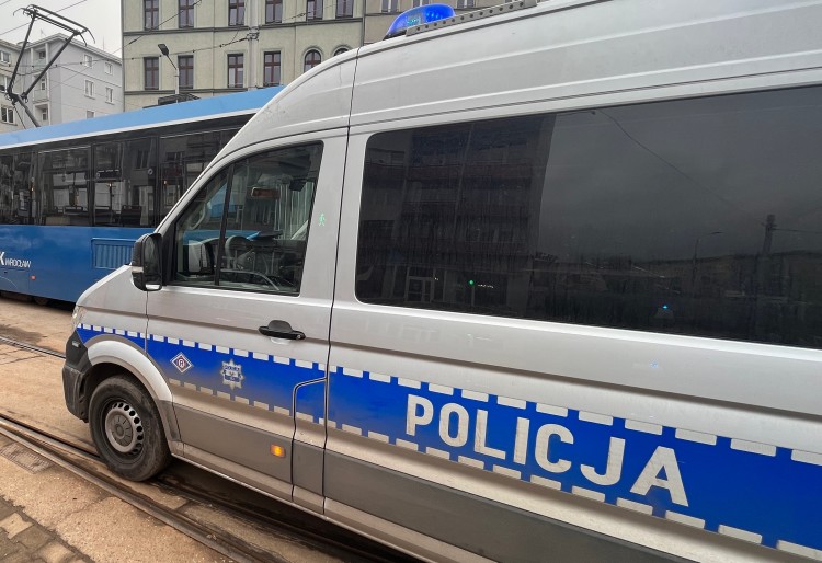 Wrocław: Wypadek na Klecińskiej. Kierowca uderzył w bariery i uciekł, Jakub Jurek/archiwum