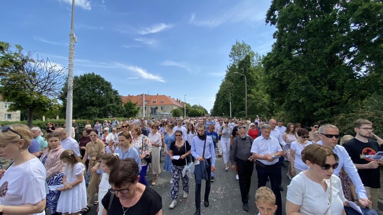 Boże Ciało we Wrocławiu. Tysiące ludzi w procesjach, 