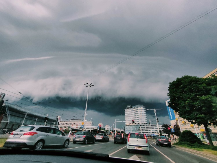 Zjawiskowe chmury nad Wrocławiem. Zrobiło się mrocznie [NOWE ZDJĘCIA], Karolina Wysmułek