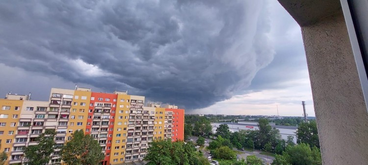 Zjawiskowe chmury nad Wrocławiem. Zrobiło się mrocznie [NOWE ZDJĘCIA], Piotr Wysocki
