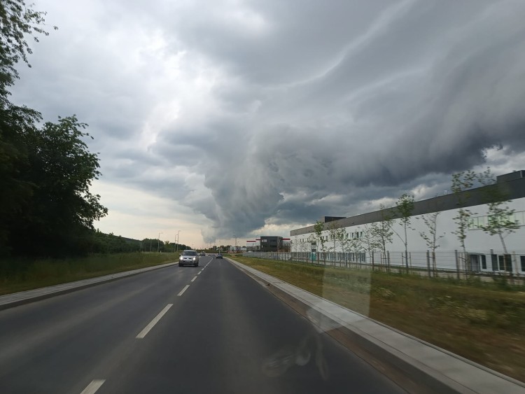 Zjawiskowe chmury nad Wrocławiem. Zrobiło się mrocznie [NOWE ZDJĘCIA], Jordan Ambrozowicz