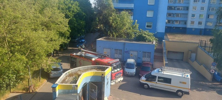 Wrocław: Pożar śmieci na Psim Polu. Paliła się wersalka, Zdjęcie nadesłane przez czytelnika