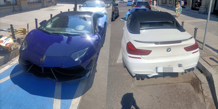 Wrocław: Lamborghini i bmw zaparkował na kopertach. Posypały się mandaty, Straż Miejska Wrocławia