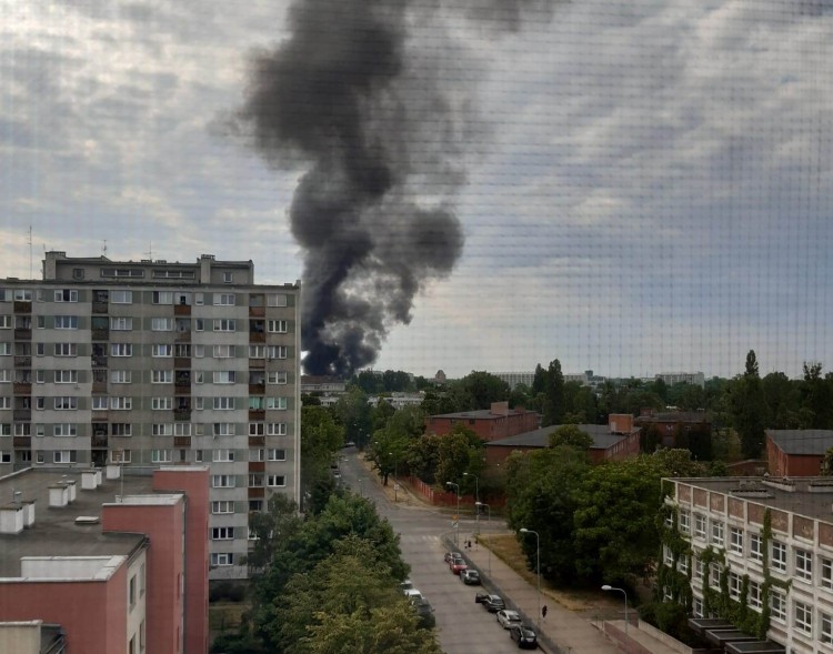Pożar hali magazynowej przy ul. Legnickiej. Kłęby dymu nad miastem, Czytelnik