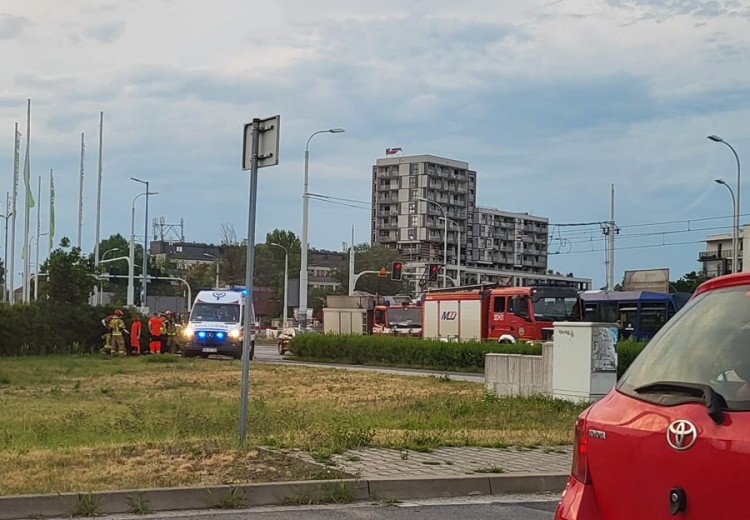 Wypadek koło Selgrosa we Wrocławiu. Motocyklista zaliczył wywrotkę, Zdjęcie nadesłane przez czytelnika
