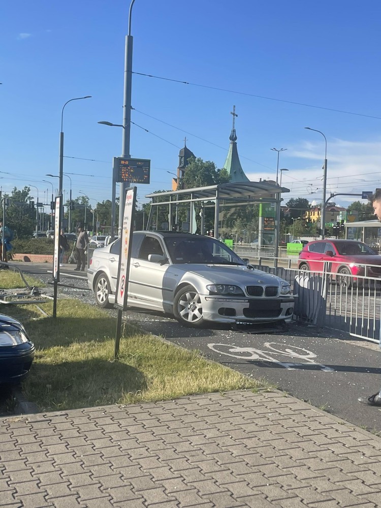 Wrocław: BMW wjechało w przystanek przy ulicy Bardzkiej [ZDJĘCIA, WIDEO], Mateusz Manowski