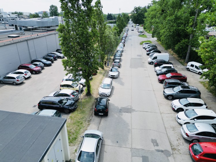 Na północy Wrocławia nie ma gdzie parkować. Budowa parkingów opóźnia się, Jakub Jurek