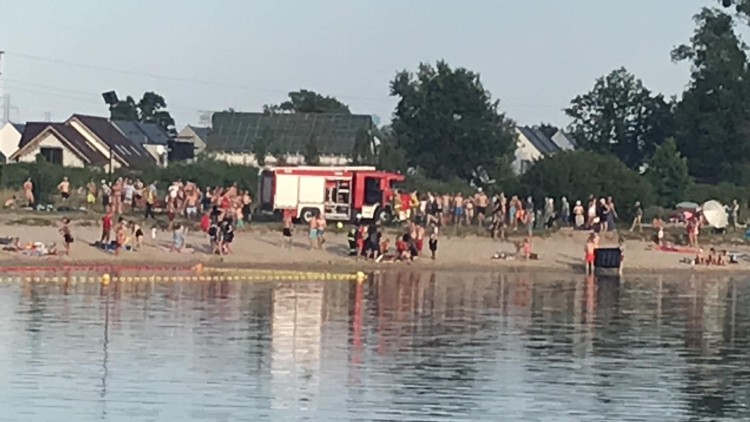 Pod Wrocławiem plażowicze wyłowili z wody nieprzytomnego mężczyznę, Wodna Służba Ratownicza