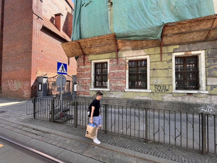 Wrocław: Sypie się kamienica w centrum. Piesi muszą chodzić po torowisku [WIDEO], Jakub Jurek