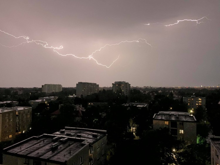 Wrocław: Idzie burza z gradem. Mogą wezbrać rzeki, archiwum