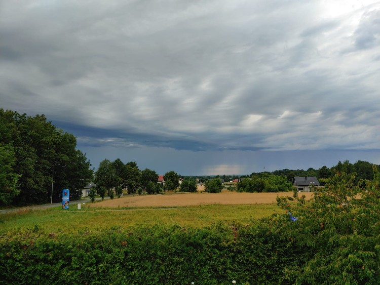 Mroczne chmury na Dolnym Śląsku. Przechodzi burza [ZDJĘCIA], Czytelnicy Meteo Alert Dolny Śląsk