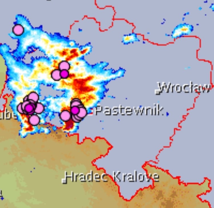 Mroczne chmury na Dolnym Śląsku. Przechodzi burza [ZDJĘCIA], Meteo Alert Dolny Śląsk