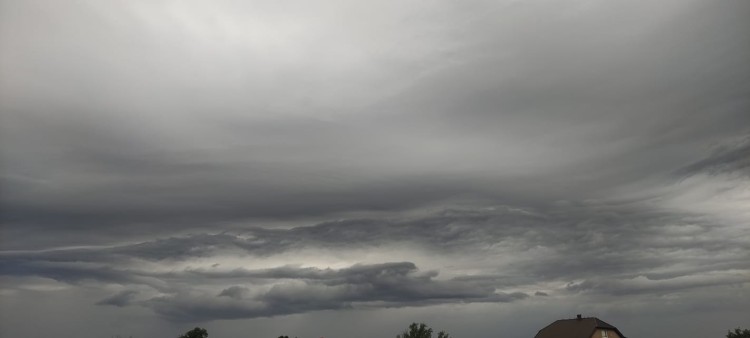 Mroczne chmury na Dolnym Śląsku. Przechodzi burza [ZDJĘCIA], Czytelnicy Meteo Alert Dolny Śląsk